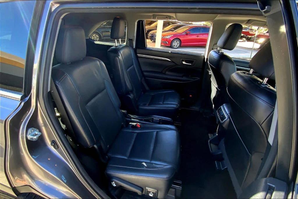 used 2015 Toyota Highlander car, priced at $19,404