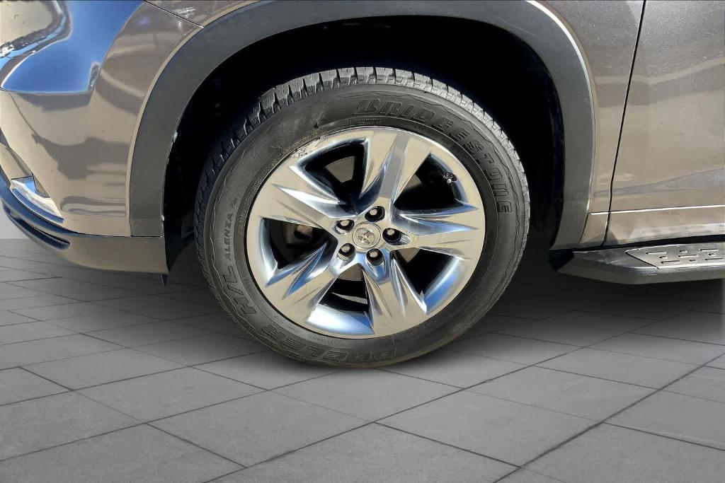 used 2015 Toyota Highlander car, priced at $19,404