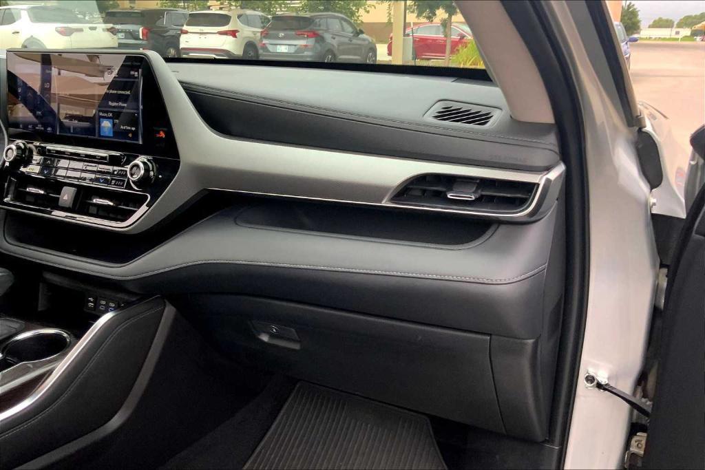 used 2022 Toyota Highlander car, priced at $34,999