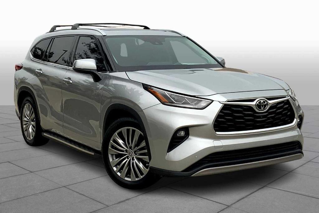 used 2022 Toyota Highlander car, priced at $34,999