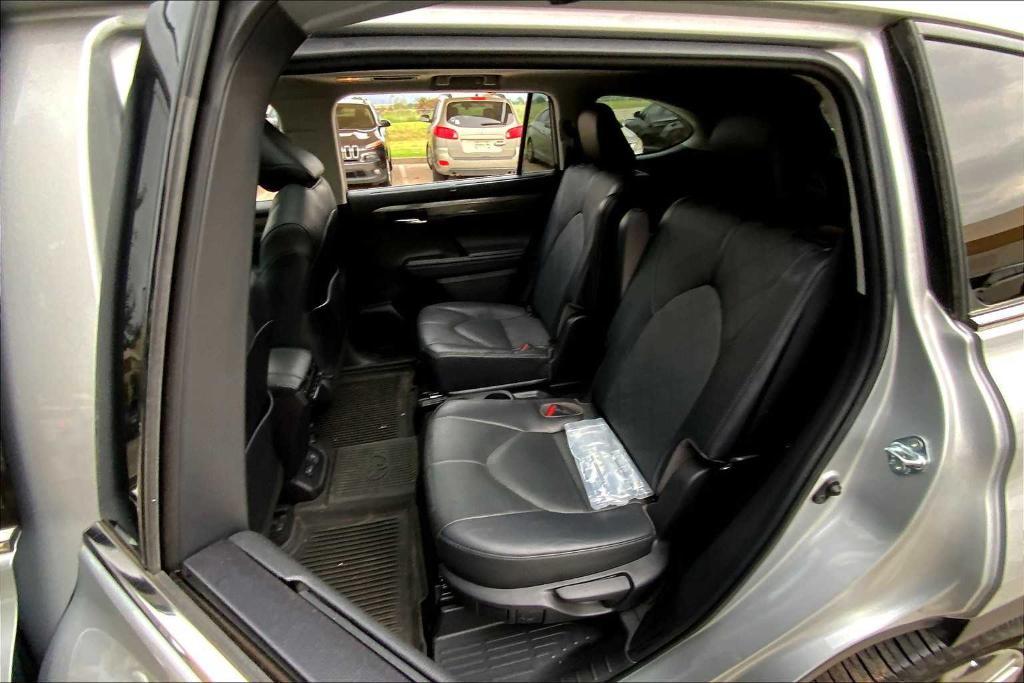 used 2022 Toyota Highlander car, priced at $34,999