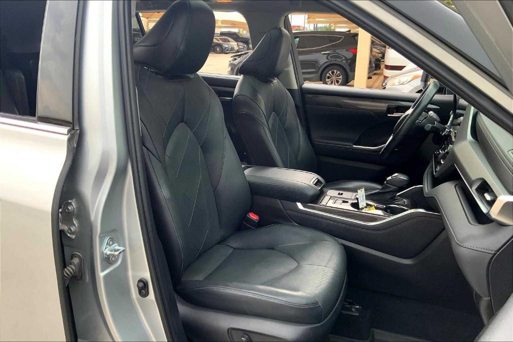 used 2022 Toyota Highlander car, priced at $34,999