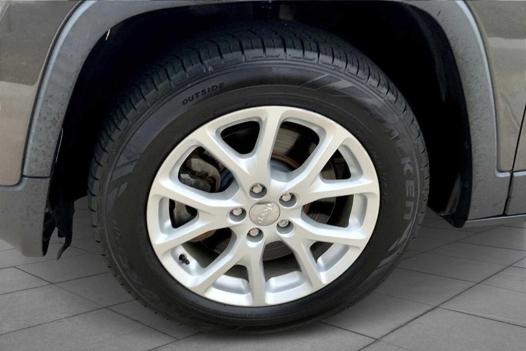 used 2018 Jeep Cherokee car, priced at $13,111