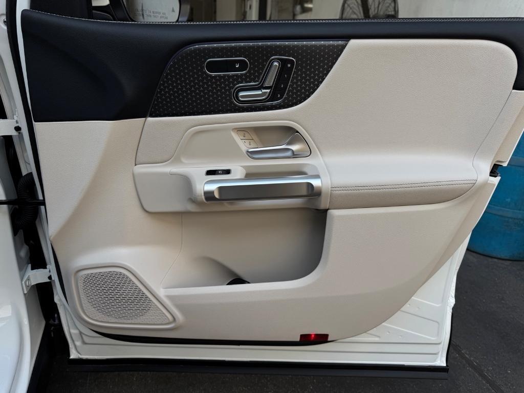 new 2025 Mercedes-Benz GLB 250 car, priced at $49,595