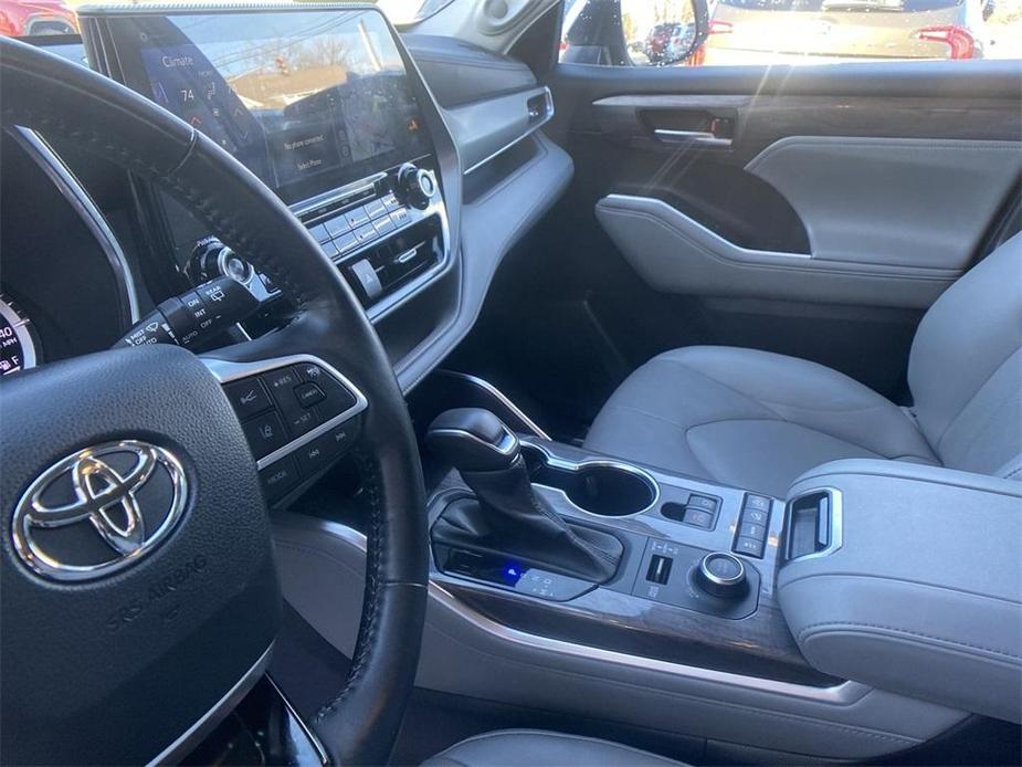 used 2022 Toyota Highlander car, priced at $39,896