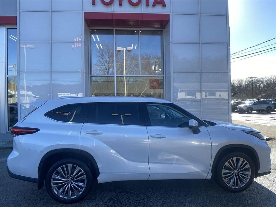 used 2022 Toyota Highlander car, priced at $39,896