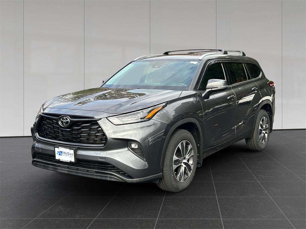 used 2022 Toyota Highlander car, priced at $34,820