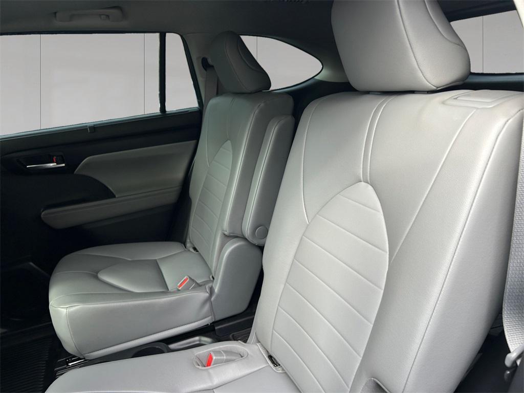 used 2022 Toyota Highlander car, priced at $34,820