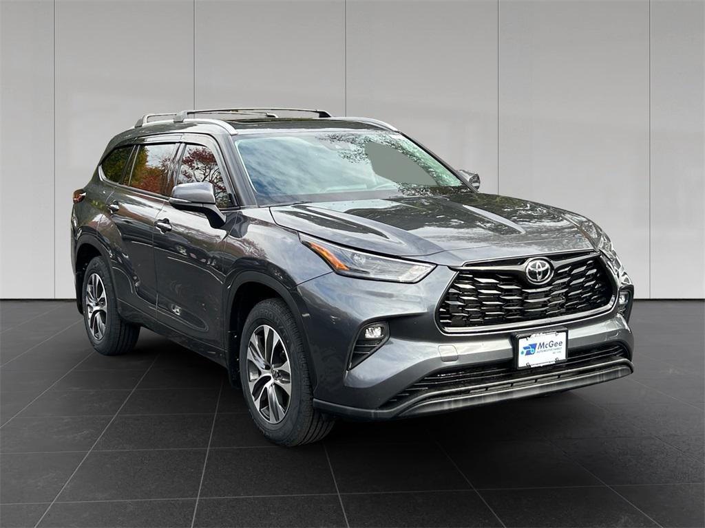 used 2022 Toyota Highlander car, priced at $34,820