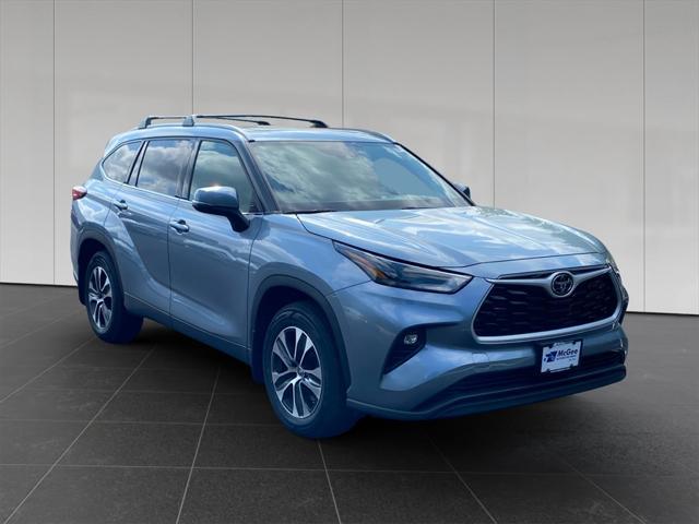 used 2022 Toyota Highlander car, priced at $37,292
