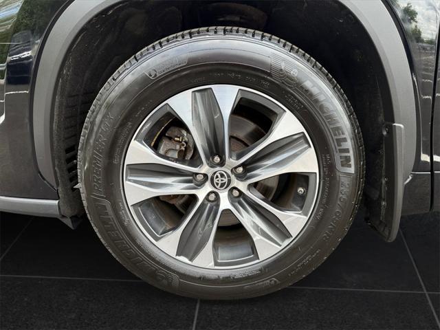 used 2020 Toyota Highlander Hybrid car, priced at $35,995