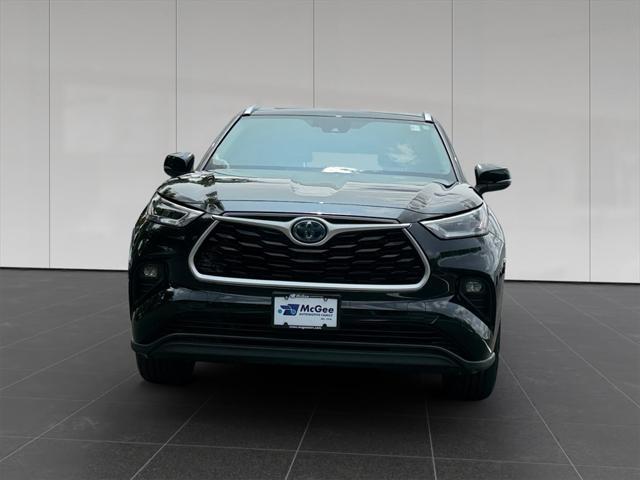 used 2020 Toyota Highlander Hybrid car, priced at $35,995