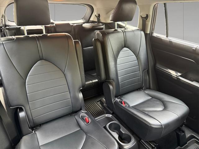 used 2020 Toyota Highlander Hybrid car, priced at $35,995