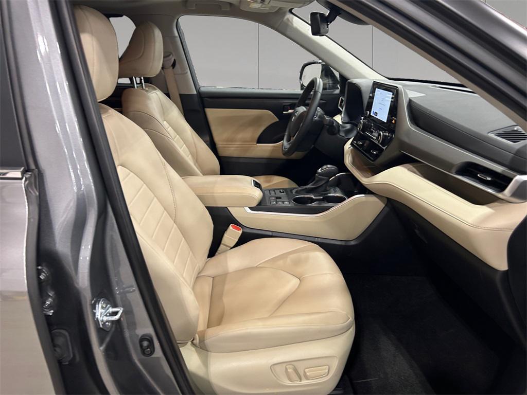 used 2025 Toyota Highlander car, priced at $43,989