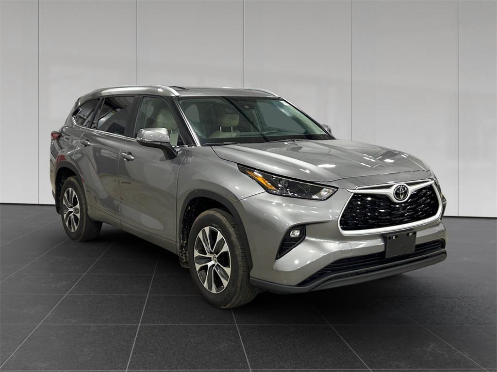 used 2025 Toyota Highlander car, priced at $43,989