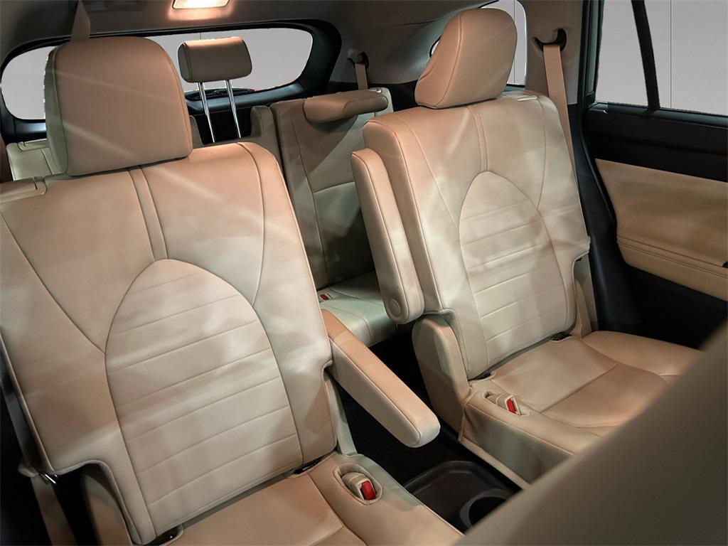 used 2025 Toyota Highlander car, priced at $43,989