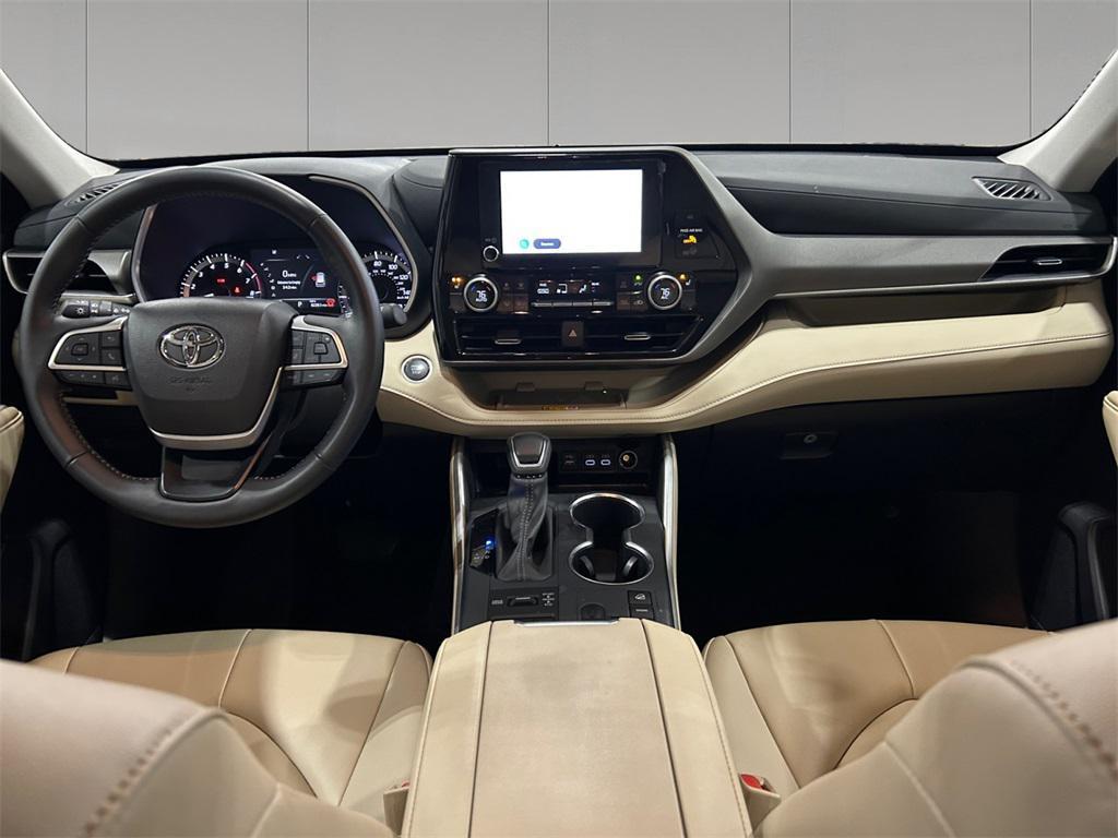 used 2025 Toyota Highlander car, priced at $43,989