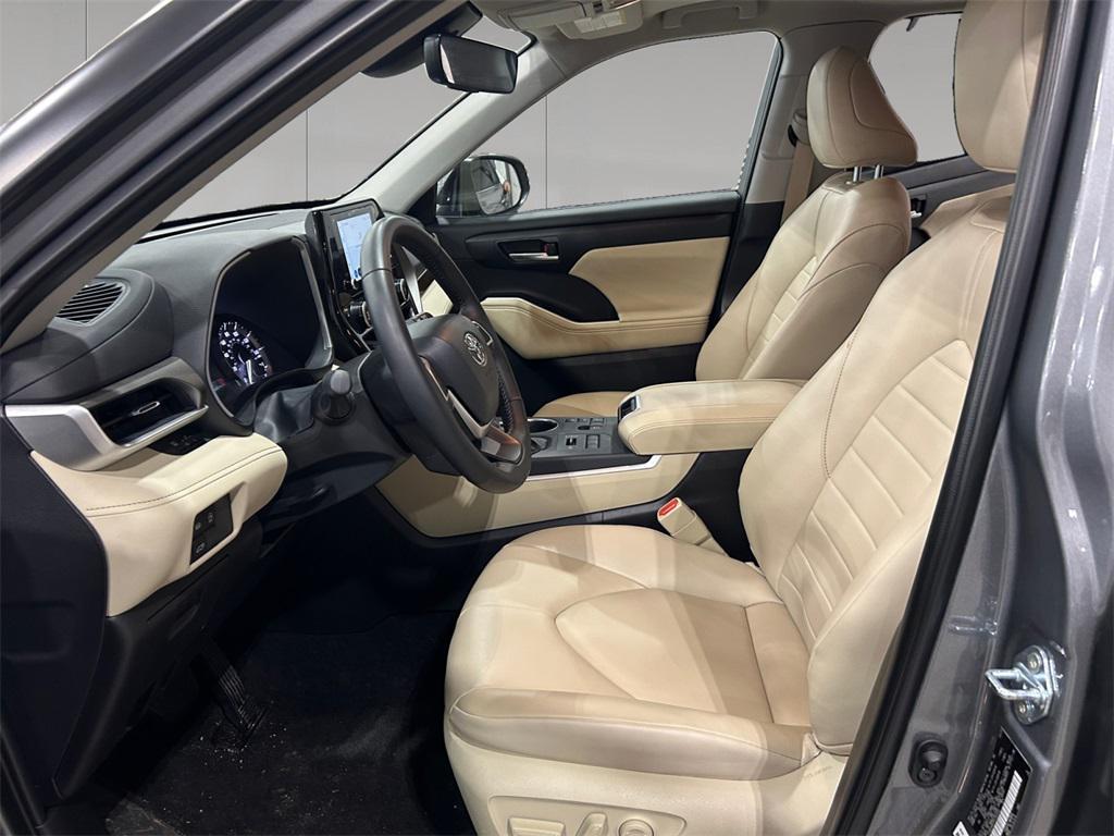 used 2025 Toyota Highlander car, priced at $43,989