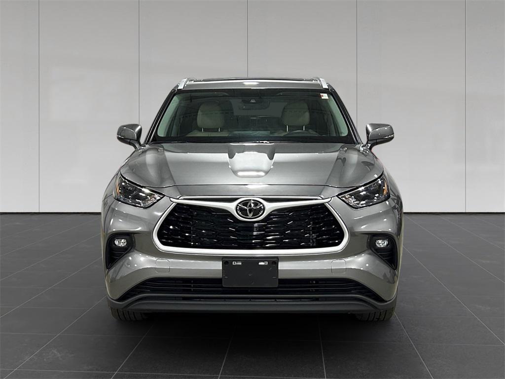 used 2025 Toyota Highlander car, priced at $43,989