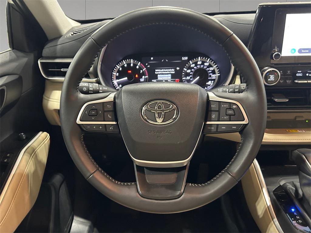 used 2025 Toyota Highlander car, priced at $43,989