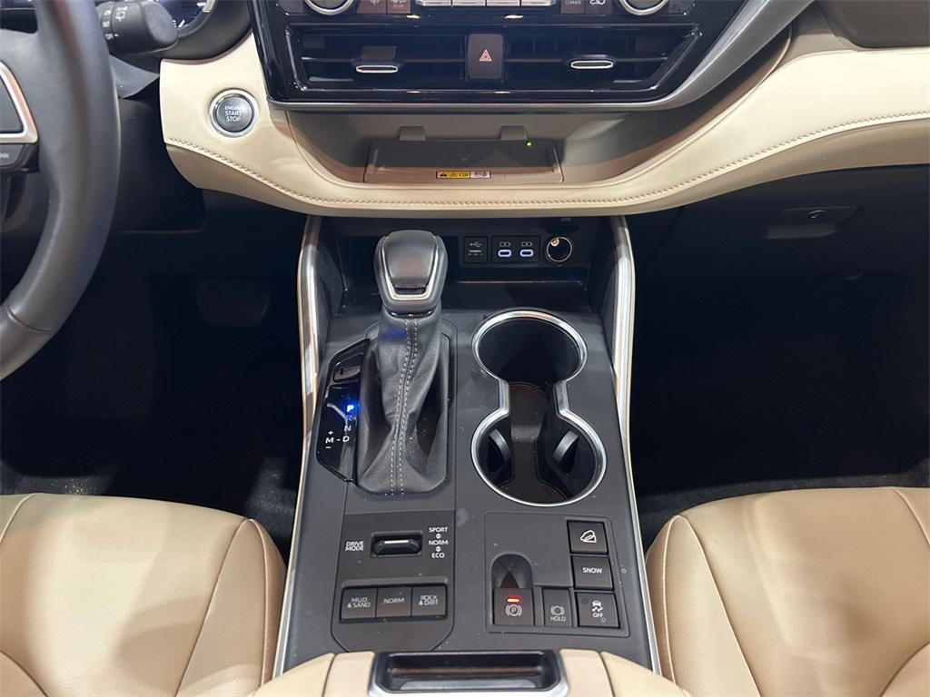 used 2025 Toyota Highlander car, priced at $43,989