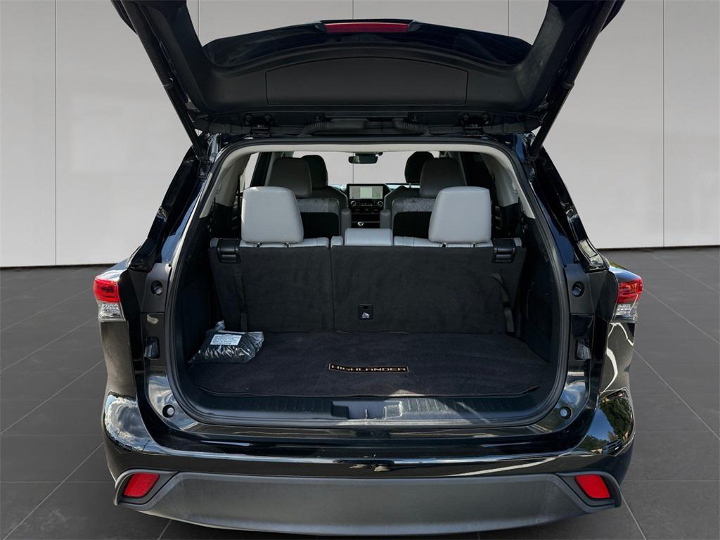 used 2023 Toyota Highlander Hybrid car, priced at $39,424