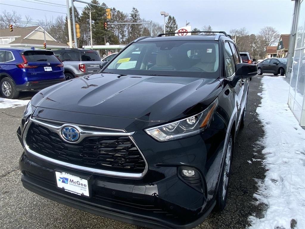 used 2022 Toyota Highlander Hybrid car, priced at $43,581