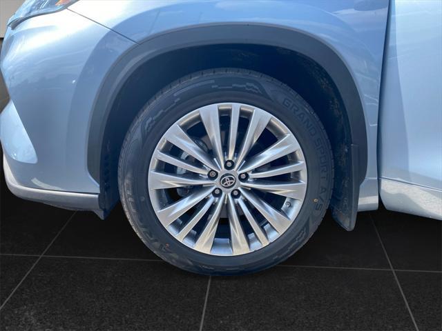 used 2022 Toyota Highlander car, priced at $41,995