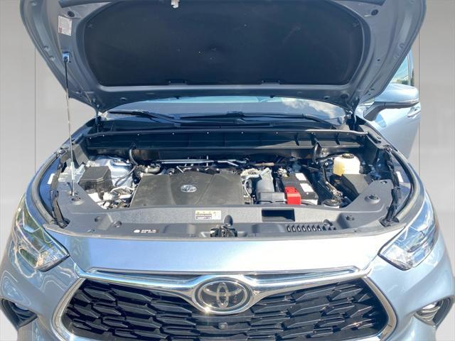 used 2022 Toyota Highlander car, priced at $41,995