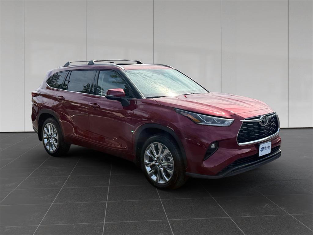 new 2025 Toyota Highlander car, priced at $54,242