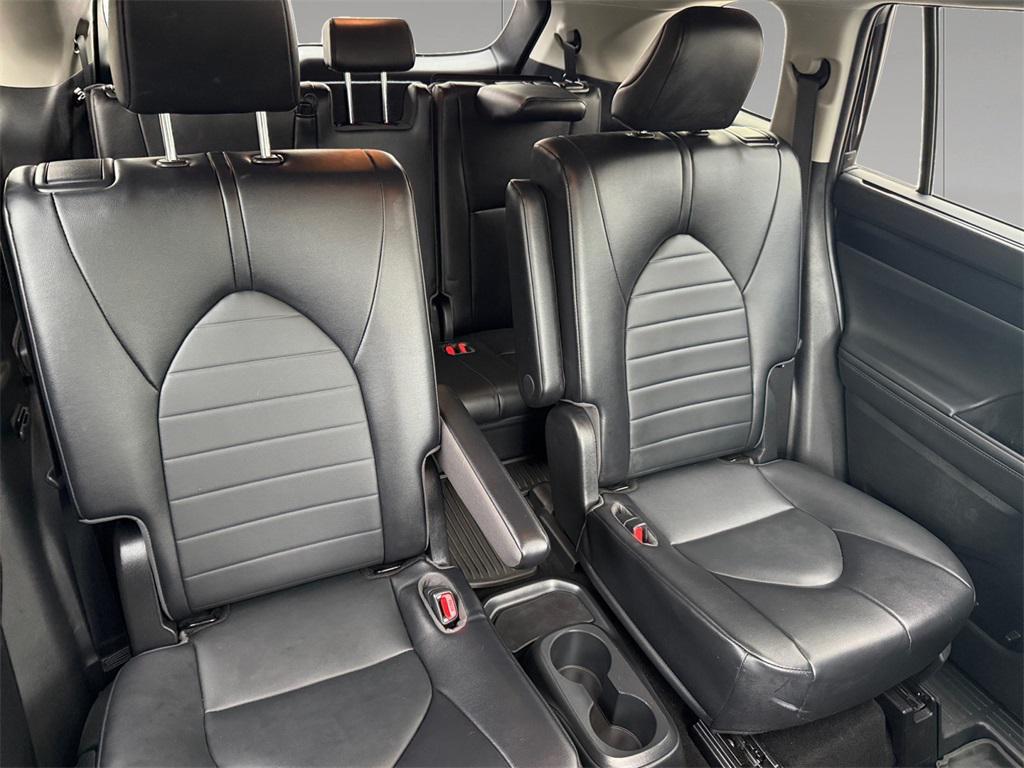 used 2022 Toyota Highlander car, priced at $34,364