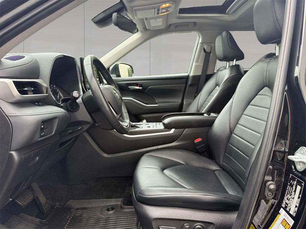 used 2022 Toyota Highlander car, priced at $34,364