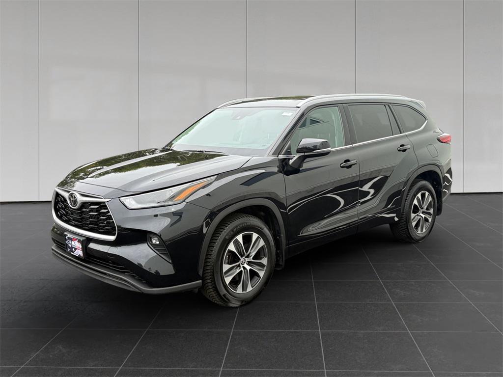 used 2022 Toyota Highlander car, priced at $34,364