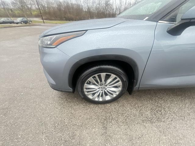 used 2021 Toyota Highlander car, priced at $35,110