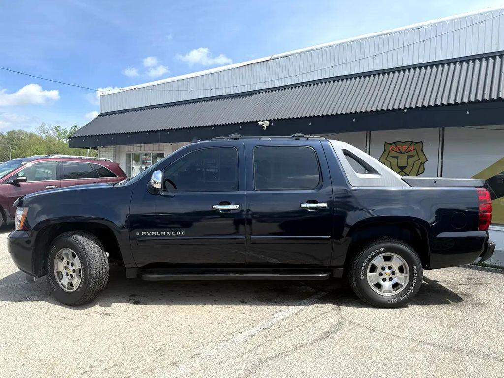 used 2007 Chevrolet Avalanche car, priced at $7,500