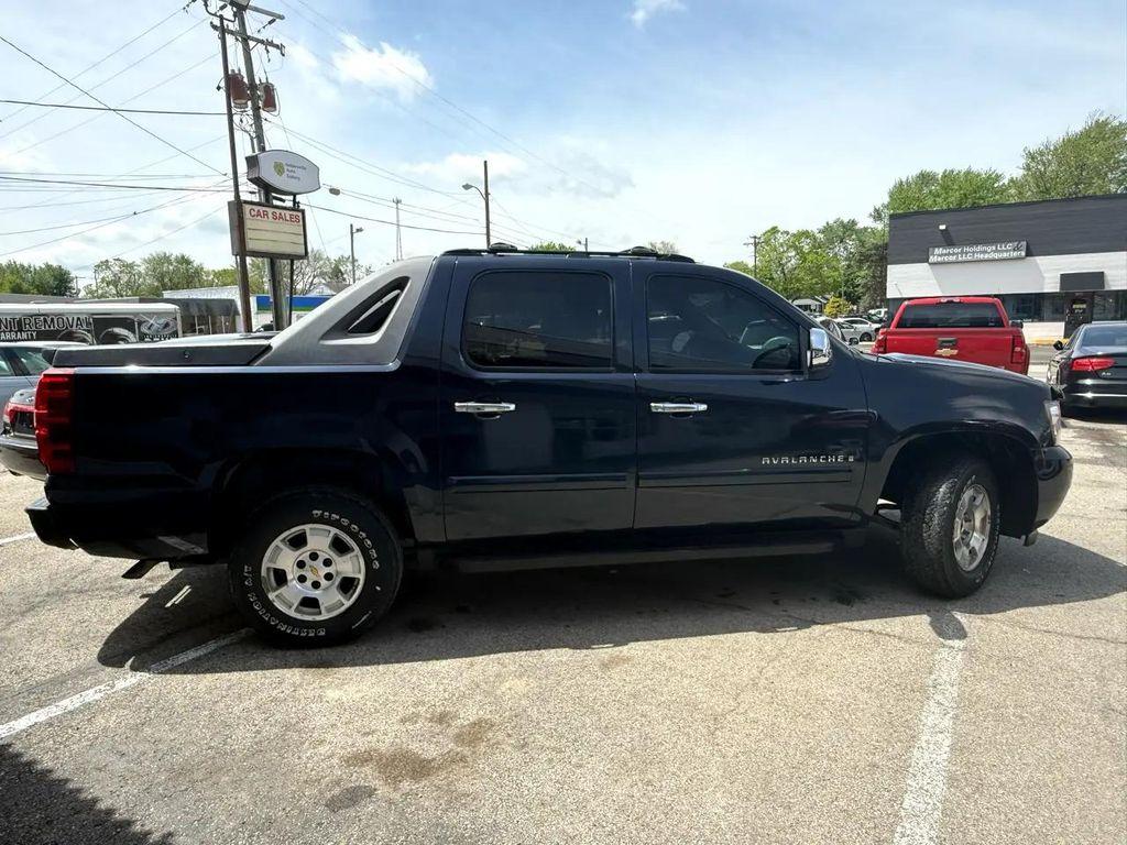 used 2007 Chevrolet Avalanche car, priced at $7,500
