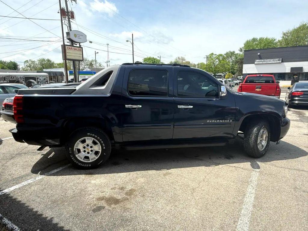 used 2007 Chevrolet Avalanche car, priced at $7,500