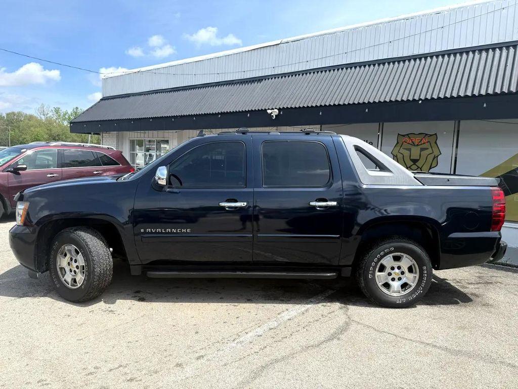 used 2007 Chevrolet Avalanche car, priced at $7,500