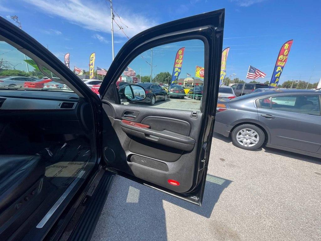 used 2008 Cadillac Escalade ESV car, priced at $9,995