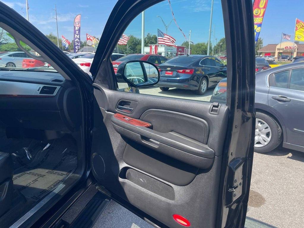 used 2008 Cadillac Escalade ESV car, priced at $9,995