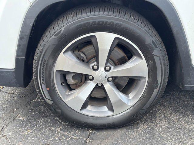 used 2020 Jeep Cherokee car, priced at $15,235
