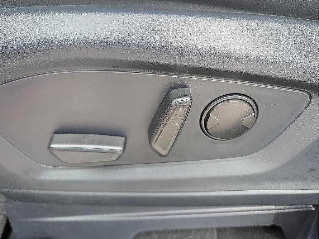 new 2025 Ford Explorer car, priced at $40,252