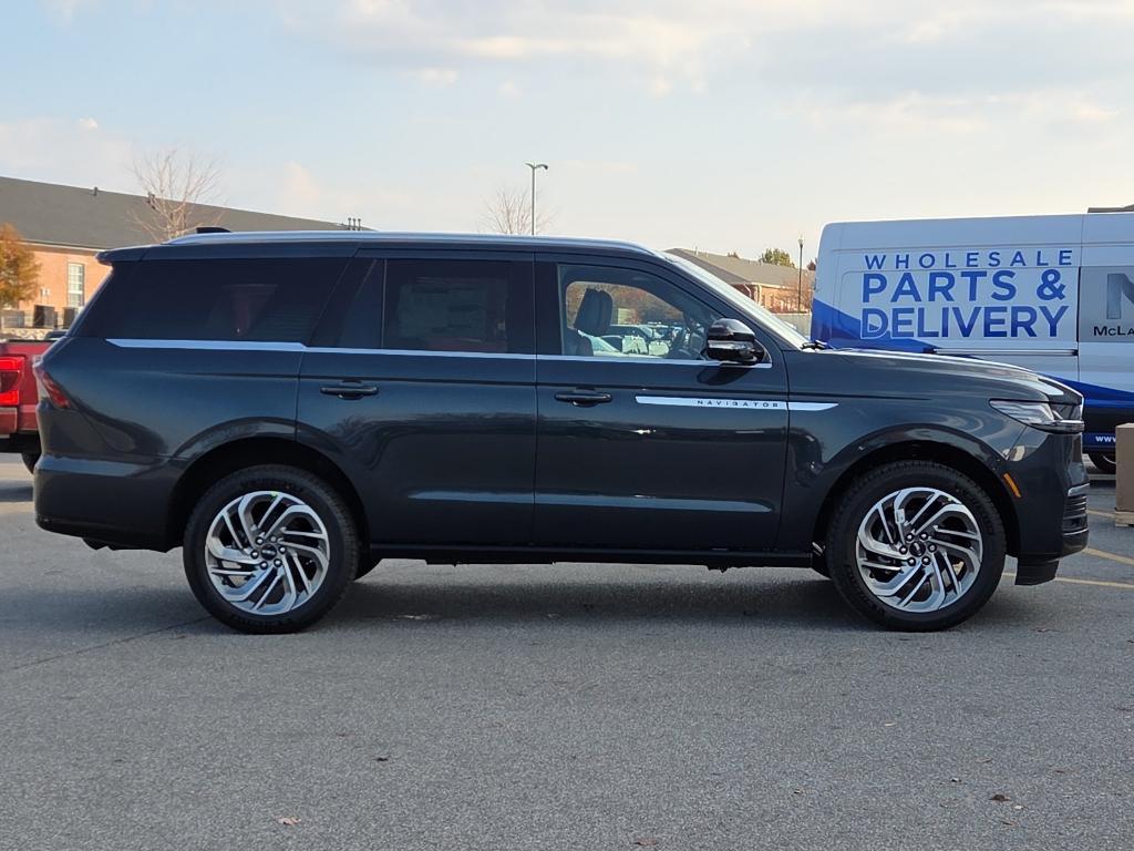 new 2025 Lincoln Navigator car, priced at $106,085