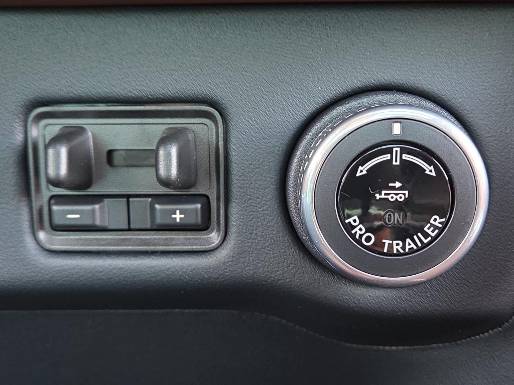 new 2025 Lincoln Navigator car, priced at $106,085