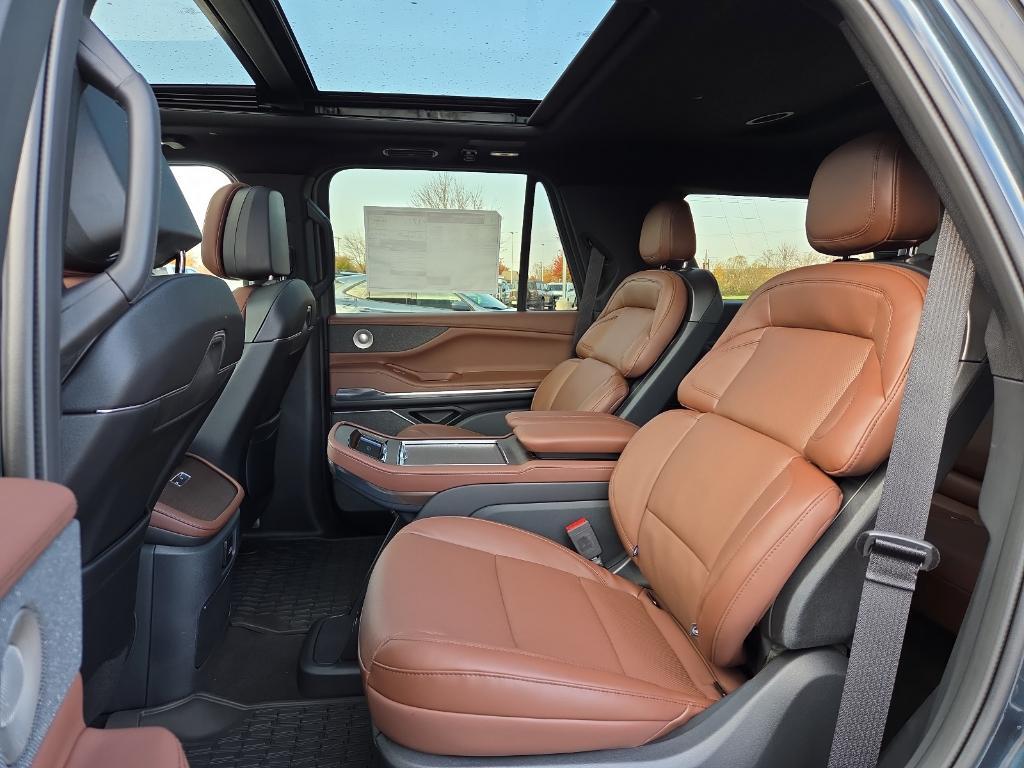 new 2025 Lincoln Navigator car, priced at $106,085