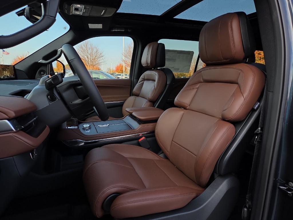 new 2025 Lincoln Navigator car, priced at $106,085