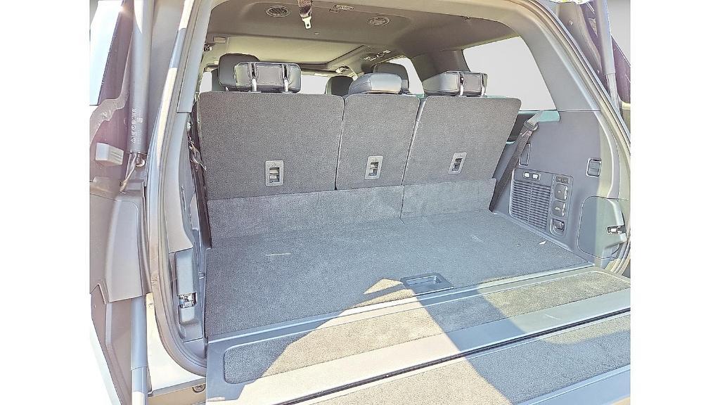 new 2025 Lincoln Navigator car, priced at $107,060