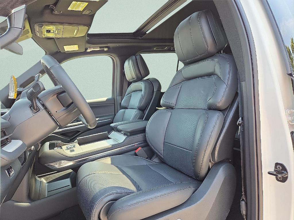 new 2025 Lincoln Navigator car, priced at $107,060