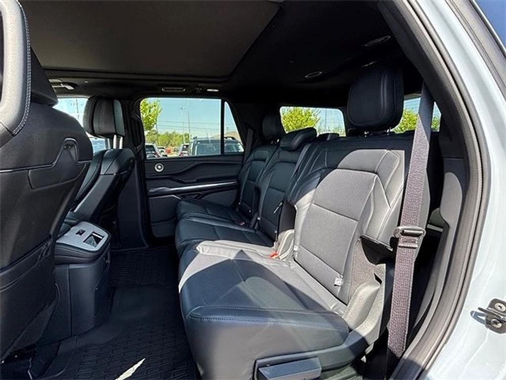 new 2025 Lincoln Navigator car, priced at $103,807