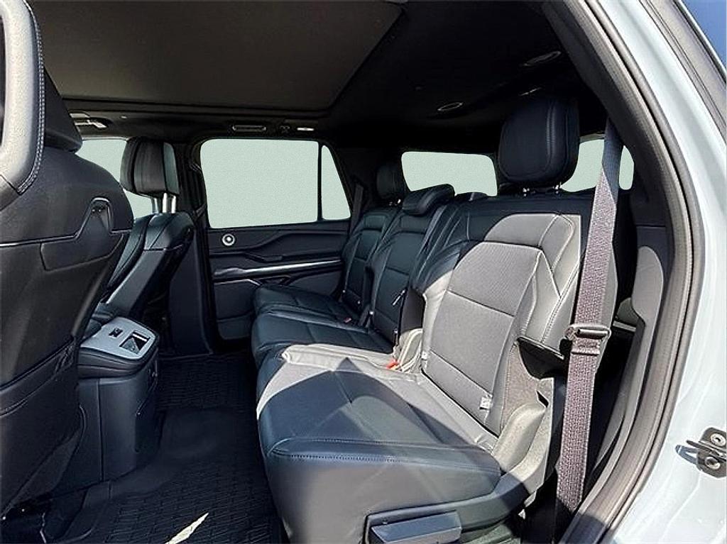 new 2025 Lincoln Navigator car, priced at $103,807